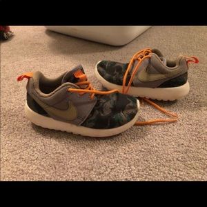 Toddler Nike roshe runs